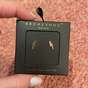 Lightning bolt studs